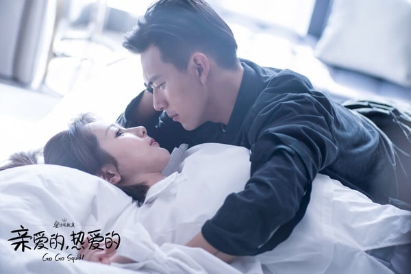 《親愛的，熱愛的》是公認的「現象級爆款甜寵劇」，一舉奠定楊紫爆劇女王的地位，也將李現推成甜寵劇男神。通常網播量能破百億的都是古裝大劇，《親愛的，熱愛的》很難得，熱播時全面爆火，人氣真的高！
