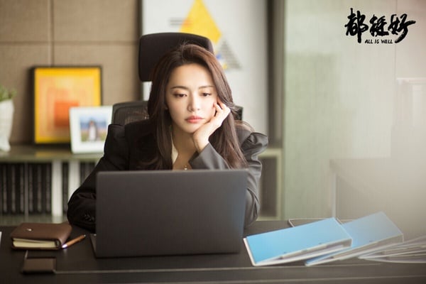 《都挺好》是2019年話題度最高的都會情感劇，該劇和《風吹半夏》、《歡樂頌》一樣，都改編自作家阿耐的小說，講述生長在重男輕女家庭的女主，成長成霸氣卻孤獨的新女性，因著母親去世開啟一段與家庭和解的故事。劇中每個角色幾乎都上過熱門話題，自私小氣的父親、媽寶二哥、「中國式長子」大哥、每個人物都刻畫得很深刻，讓人越看越有感。