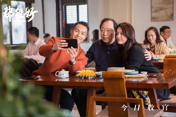 《都挺好》是2019年話題度最高的都會情感劇，該劇和《風吹半夏》、《歡樂頌》一樣，都改編自作家阿耐的小說，講述生長在重男輕女家庭的女主，成長成霸氣卻孤獨的新女性，因著母親去世開啟一段與家庭和解的故事。劇中每個角色幾乎都上過熱門話題，自私小氣的父親、媽寶二哥、「中國式長子」大哥、每個人物都刻畫得很深刻，讓人越看越有感。