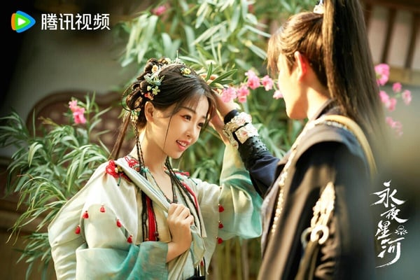 《永夜星河》是2024年很受矚目的古裝奇幻劇，改編自熱門小說《黑蓮花攻略手冊》，原著是「穿書」的設定。講述女大學生凌妙妙，偶然穿進狗血玄幻小說，變成她最討厭的炮灰女三凌虞，結果被迫完成狗血任務－－挑撥男女主角關係，攻略心狠手辣的病嬌黑蓮花男二慕聲，結果黑蓮花男二卻反倒在意起她。