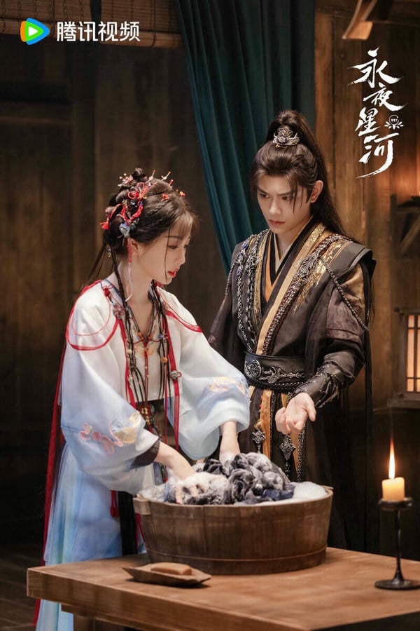 《永夜星河》是2024年很受矚目的古裝奇幻劇，改編自熱門小說《黑蓮花攻略手冊》，原著是「穿書」的設定。講述女大學生凌妙妙，偶然穿進狗血玄幻小說，變成她最討厭的炮灰女三凌虞，結果被迫完成狗血任務－－挑撥男女主角關係，攻略心狠手辣的病嬌黑蓮花男二慕聲，結果黑蓮花男二卻反倒在意起她。