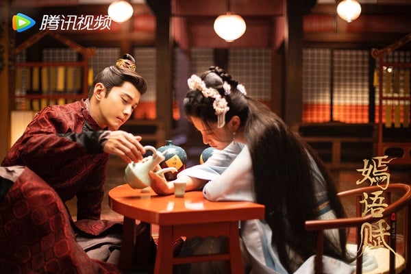 《嫣語賦》是近年的黑馬古裝劇，這是結合宅鬥、權謀探案的愛情故事，男女主角的人設非常討喜，以往宅鬥劇總是嫡庶姐妹鬥、嫡母姨娘鬥、小姐ㄚ鬟鬥，反正就是女人鬥來鬥去，男人全部隱身，但是《嫣語賦》不是，男女主角「雙A」高智商組合，互相套路、互相算計，一個設局另一個就拆局，被網友評為近年最佳主角人設呢！
