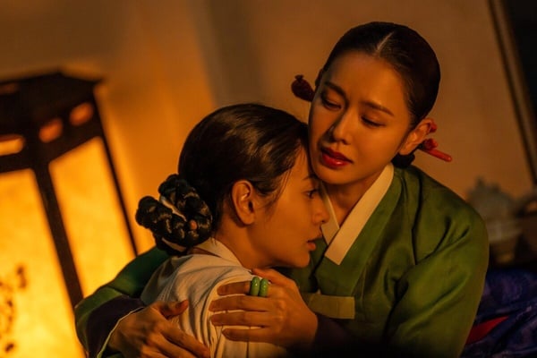 《挑情醜聞》找來孫藝珍、池昌旭、NANA主演，改編自2003年電影《醜聞：朝鮮男女相悅之事》。《挑情醜聞》播出前主打大尺度，有很多19禁場面，而該劇確實有很多裸露戲，不過劇情本身評價兩極。許多觀眾認為，《挑情醜聞》劇情鋪陳比較平淡，不太緊湊，不會讓人焦心地想追下一集。如果是喜歡快節奏劇的觀眾，可能會覺得有點悶。