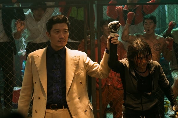 《以吾之名》節奏明快，臥底劇情很引人入勝，劇中營造的緊張氛圍也十分到位，尤其韓韶禧在劇裡化身狠勁十足的女打仔，全新形象非常令人驚豔，劇裡還有很多拳拳到肉又充滿美感的動作戲，加上主演群的出色演出，全劇精彩無冷場，成為口碑極高的Netflix原創韓劇！