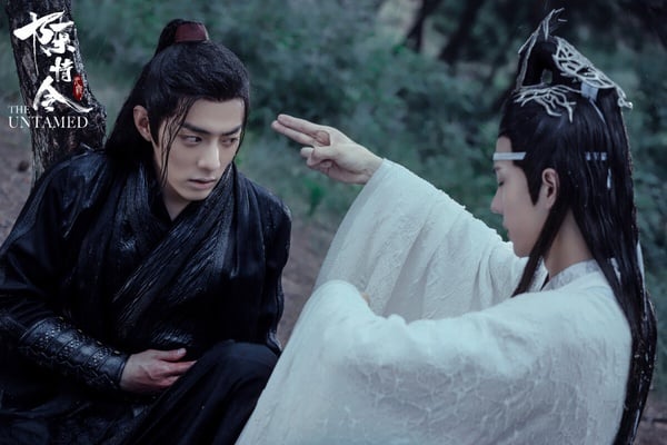 《陳情令》也被不少網友評價是要撐一下的那種劇，因為開頭是倒敘，登場人物眾多，所以會需要一點時間進入狀況。但看下去之後，就會讓人淪陷了。