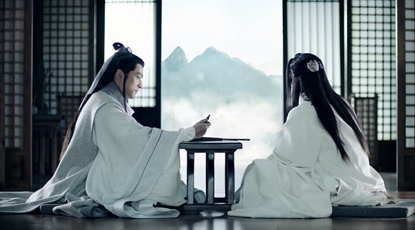 《瑯琊榜》被大家評為是棄追會很可惜的陸劇。它並不是開頭不好看，而是全劇有龐大的權謀線以及複雜的人物關係，需要慢慢鋪墊展開。《瑯琊榜》第一集登場人物眾多，需要花點時間進入狀況，後期大家理解人物關係和權謀心計之後，劇情就不斷反轉，高能精彩。