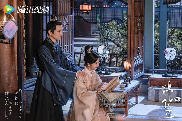 譚松韻不只《蘭香如故》，早前幾年的《錦心似玉》也是經典的宅鬥劇！改編自吱吱小說《庶女攻略》，原著小說是經典的宅鬥文，風格有點像趙麗穎《知否知否應是綠肥紅瘦》，都是小小庶女逆襲的大女主劇，不過劇版刪減了大量宅鬥情節，變成古偶愛情劇。幸好鍾漢良和譚松韻CP感強，熱播時還是衝出高話題！