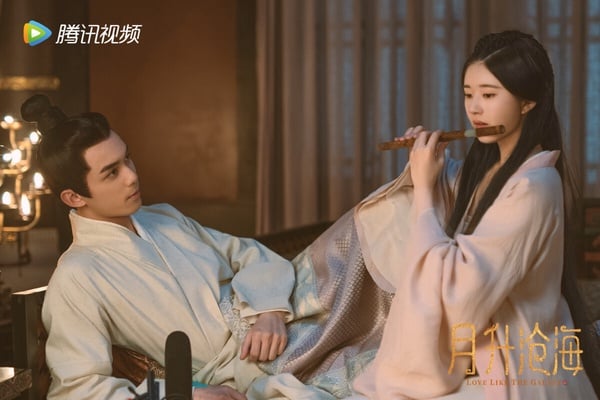 《星漢燦爛》改編自關心則亂的小說，她就是《知否》的原著作者，兩部宅鬥作品都寫得非常好，而劇版也都改編得很不錯呢！主角程少商是程家嫡女，但自幼與惡毒的叔母以及祖母生活在一起，直到15歲才第一次見到親生父母。程少商表面上是個楚楚可憐的小白兔，心裡卻住著一隻小惡魔，在後宅中略施小技就能把全家人搞得雞飛狗跳，沒有人能鬥得過她。