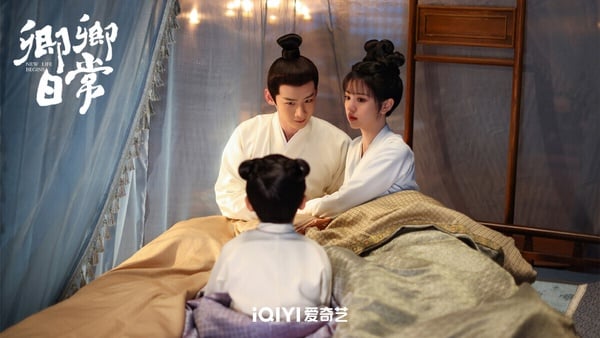 白敬亭、田曦薇主演的《卿卿日常》是近年很成功的古裝愛情劇，好評更勝《逐玉》呢！劇本很紮實。《卿卿日常》改編自小說《清穿日常》，原著其實是有點壓抑的穿越故事，但劇版大改，卻改編得不錯！