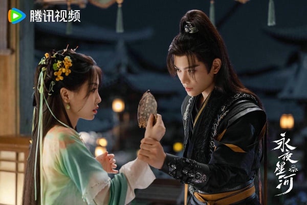 虞書欣主演的《永夜星河》豆瓣評分高達7.6分，被觀眾一致大推！《永夜星河》是一部「穿書劇」，講述凌妙妙偶然穿進狗血玄幻小說《捉妖》，被迫攻略病嬌黑蓮花男二慕聲的故事。