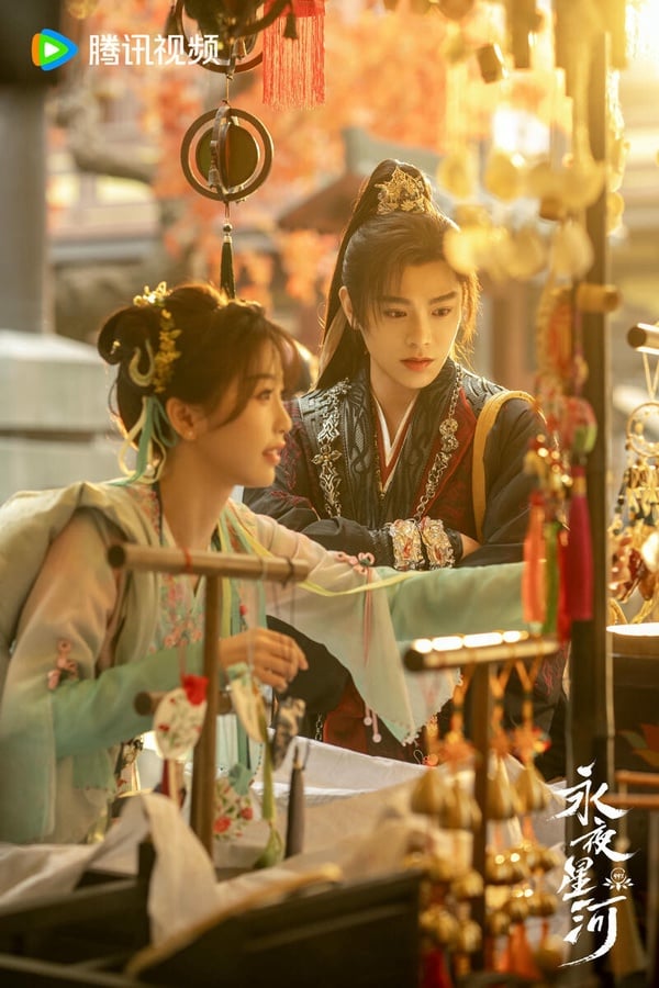 虞書欣主演的《永夜星河》豆瓣評分高達7.6分，被觀眾一致大推！《永夜星河》是一部「穿書劇」，講述凌妙妙偶然穿進狗血玄幻小說《捉妖》，被迫攻略病嬌黑蓮花男二慕聲的故事。