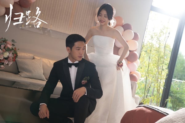 最近隨著譚松韻、井柏然相繼有新劇爆紅，兩人之前合作過的《歸路》也再次被提起。《歸路》和《親愛的，熱愛的》、《在暴雪時分》一樣改編自墨寶非寶的小說，是大家愛看的破鏡重圓故事。《歸路》熱播時有小小走熱，但沒有到大爆火的程度，不過是部可以入坑的甜寵劇。