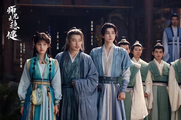 《師兄太穩健》是2026播得毫無水花的古裝劇，其實劇情評價還可以，這是一部修仙喜劇，比較挑觀眾。有人覺得笑點不好笑，但如果是常看修仙小說，get得到笑點的話，不少觀眾都稱讚節奏對味，很適合下飯，劇情又顛又好笑，人物群像也很鮮明。敖瑞鵬把男主演得活靈活現，很適合角色。