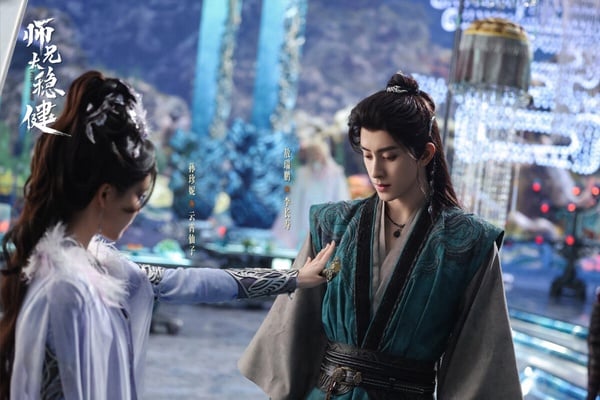 《師兄太穩健》是2026播得毫無水花的古裝劇，其實劇情評價還可以，這是一部修仙喜劇，比較挑觀眾。有人覺得笑點不好笑，但如果是常看修仙小說，get得到笑點的話，不少觀眾都稱讚節奏對味，很適合下飯，劇情又顛又好笑，人物群像也很鮮明。敖瑞鵬把男主演得活靈活現，很適合角色。
