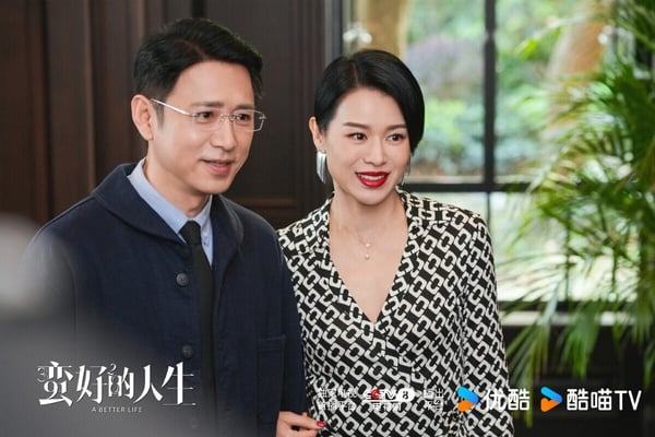 孫儷《蠻好的人生》是2025被大家大推的陸劇，而且沒有爛尾。這是部大女主逆襲爽劇，講述保險女王胡曼黎事業有成，但她發現了懦弱的老公有了小三，緊接著，競爭對手暗中作梗，胡曼黎也迎來事業上的危機。
