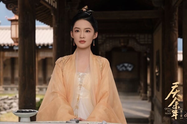 李沁有演技、有顏值，其實李沁戲路挺廣的，她時裝和古裝都很好看，穿古裝有種清冷的仙氣，穿時裝能演甜寵劇也能演正劇。李沁除了手握《慶餘年》正部大爆劇外，近年還累積了《夢中的那片海》、《追風者》等好評的正劇作品。