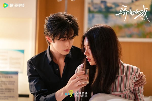 宋威龍今年推出兩部現偶劇，《野狗骨頭》拍得比較唯美浪漫，而《驕陽似我》更有高潮迭起，甜度、爽感更足！《驕陽似我》是顧漫小說改編的超級甜寵大IP，一樣是顧漫擅長的甜蜜愛情故事。