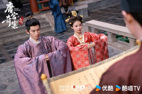 白鹿《唐宮奇案之青霧風鳴》要比前陣子熱播的《莫離》評價更好！《唐宮奇案》是古裝懸疑劇，節奏很快，造型、置景都是高質感打造，有渲染出懸疑感，追一集就讓人想看下去。