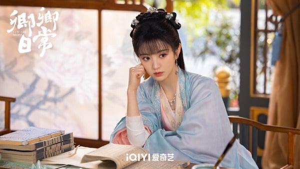 白敬亭和田曦薇這部《卿卿日常》很值得追，好評更勝《逐玉》！《卿卿日常》更為高糖輕鬆，且節奏很剛好，不會拖戲。該劇改編自小說《清穿日常》，原著其實是有點壓抑的穿越故事，劇版大改，卻改編得不錯！