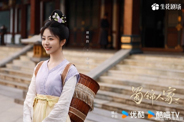 譚松韻《蜀錦人家》沒有最近熱播的《蘭香如故》高評，不過劇荒時也可以撿回來看。《蜀錦人家》是大女主經商劇，同類型的題材，趙露思《珠簾玉幕》有高熱度，楊紫《國色芳華》有高質感，《蜀錦人家》質感和話題比不過，熱播時就沒什麼水花。不過這部劇節奏快，有大家愛看的逆襲套路，還是可以當作下飯劇開追。