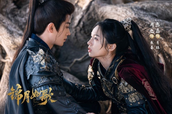 周也主演的《錦月如歌》原本擁有高期待，它和《雁回時》、《墨雨雲間》一樣改編自千山茶客的重生小說，卻是這幾部裡口碑最差的，大家都在吐槽《錦月如歌》魔改。《錦月如歌》原著是女將軍重生的設定，女主還有前夫，但劇版更改了情節，導致追起來有點邏輯bug。劇版削弱了原著的悲劇感，變得更像甜甜的古偶，少了原著的閃光點，因此評價兩極。