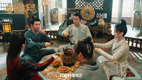 《唐朝詭事錄》系列是近年衝出高評的古裝懸疑劇，共三部，三部在豆瓣都開出了破8的高評分，一面倒好評！《唐朝詭事錄》系列沒有在Netflix播出，但卻是錯過可惜的神劇！劇中懸疑志怪的氛圍鋪墊到位，政治的博弈也很精彩，人物塑造飽滿，真的值得一看！