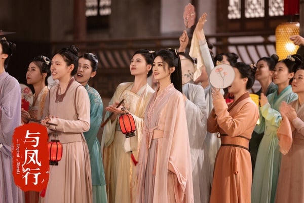 趙麗穎的《與鳳行》是S+古裝劇，據傳製作成本高達3.5億人民幣(約16.5億台幣)。這部劇的監製是趙麗穎本人呢！因著趙麗穎的收視號召力，《與鳳行》一上線後熱度爆衝，只用了大約25小時，在中國騰訊站內熱度就破30000，創下騰訊紀錄。