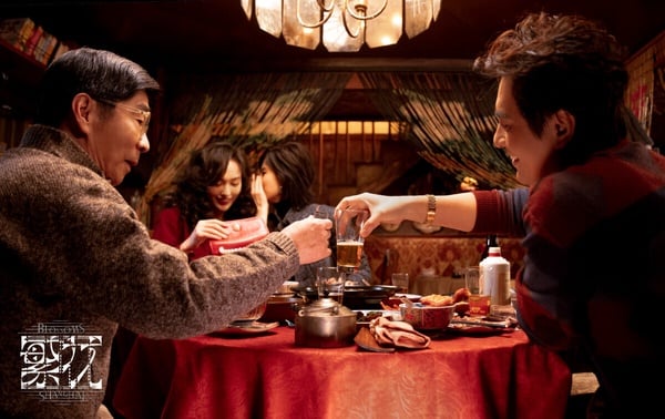 《繁花》製作真的精良！《繁花》由名導王家衛擔任總導演，演員胡歌、馬伊琍、辛芷蕾、唐嫣通通都是一線明星。因著這樣的豪華陣容，《繁花》開播就衝出了極高熱度，後續因為精彩的劇情，話題一再攀升。《繁花》把電視劇拍出了電影質感，非常有王家衛的風格，氛圍感滿滿。