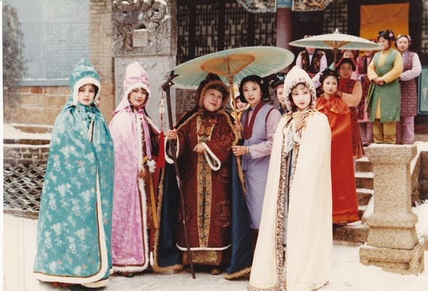 《紅樓夢》1987年版被譽為「不可逾越的經典」，豆瓣評分高達9.7，比《甄嬛傳》、《知否》都還高分！該劇前29集基本忠實於曹雪芹原著前八十回，後7集主體劇情採用程高本後四十回。演員都是一時之選，真的像書裡走出來一樣。