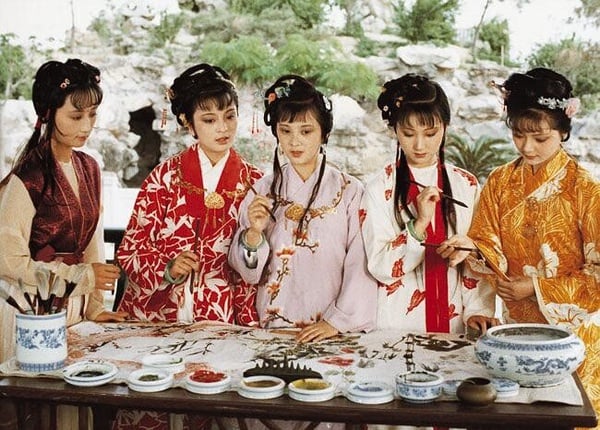 《紅樓夢》1987年版被譽為「不可逾越的經典」，豆瓣評分高達9.7，比《甄嬛傳》、《知否》都還高分！該劇前29集基本忠實於曹雪芹原著前八十回，後7集主體劇情採用程高本後四十回。演員都是一時之選，真的像書裡走出來一樣。