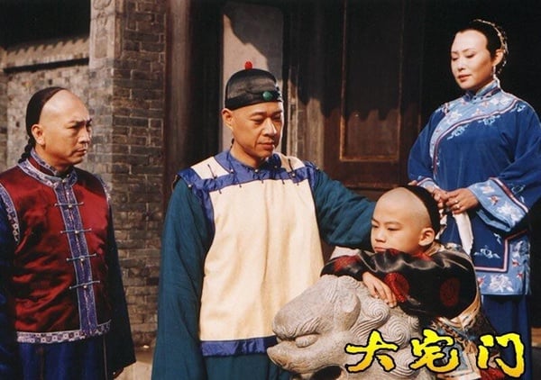 《大宅門》也是很好看的後宅群像劇，演員有斯琴高娃、蔣雯麗、張豐毅，全都是戲骨。該劇被譽為「當代《紅樓夢》」，拍出了大院生活裡的悲歡離合．角色豐富，台詞深刻，每一個演員都無可挑剔。同樣是更勝《知否》、《蘭香如故》的家宅古裝劇。
