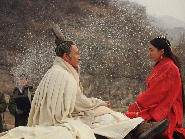 《大秦帝國》是一系列，有裂變、縱橫、崛起三部，每一部都代表了春秋戰國時代一個重要的階段，三部都開出了高評價，分別有9.3、9.3和8.4的超高分。雖然是歷史正劇，但內容絕不無聊，複雜的權謀鬥爭會讓人看得很過癮。