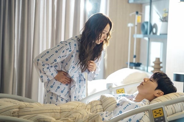 Netflix新劇《戀愛充電中》劇情、角色介紹：金英光跟蔡秀彬在一起，心臟就能自動充電