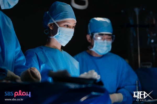 金智媛新劇《Doctor X：白色黑手黨時代》劇情、角色介紹：天才醫生對抗腐敗醫療權貴！