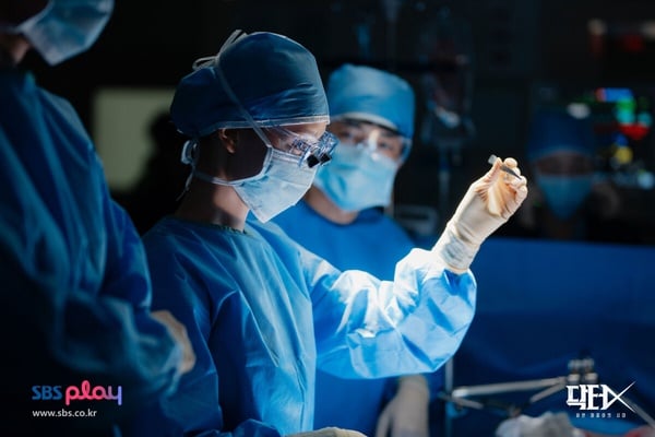 金智媛新劇《Doctor X：白色黑手黨時代》劇情、角色介紹：天才醫生對抗腐敗醫療權貴！