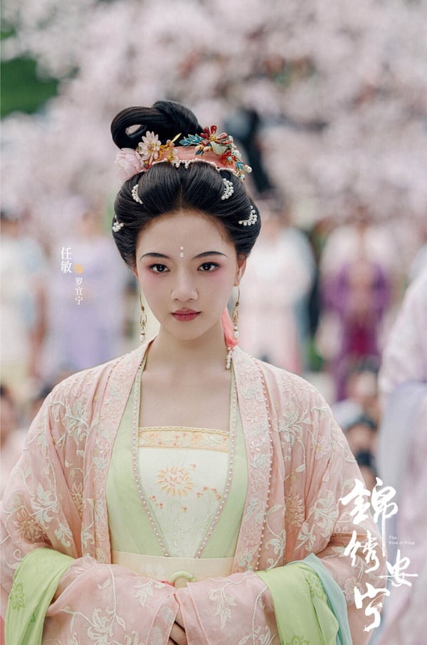 《錦繡安寧》是一部宅鬥古裝劇，任敏飾演的羅宜寧小時候被姨娘陷害，所以在別院住了多年，個性聰敏機靈，給三哥羅慎遠帶來家人般的溫暖，後來也在三哥的幫助下創業，成為能獨當一面的小老闆。