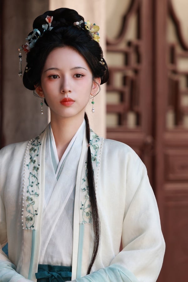 周也主演的《一甌春》是宅鬥劇，近期對打譚松韻《蘭香如故》，但質感比不上，因此熱度低迷。而《一甌春》一樣有大家愛看的逆襲復仇！周也飾演的謝清圓是個逆襲歸來的女主，她少年喪母，孤身無依，在此期間結識遭遇變故、落魄潦倒的沈潤，二人相互扶持。