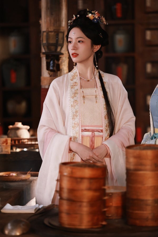 周也主演的《一甌春》是宅鬥劇，近期對打譚松韻《蘭香如故》，但質感比不上，因此熱度低迷。而《一甌春》一樣有大家愛看的逆襲復仇！周也飾演的謝清圓是個逆襲歸來的女主，她少年喪母，孤身無依，在此期間結識遭遇變故、落魄潦倒的沈潤，二人相互扶持。