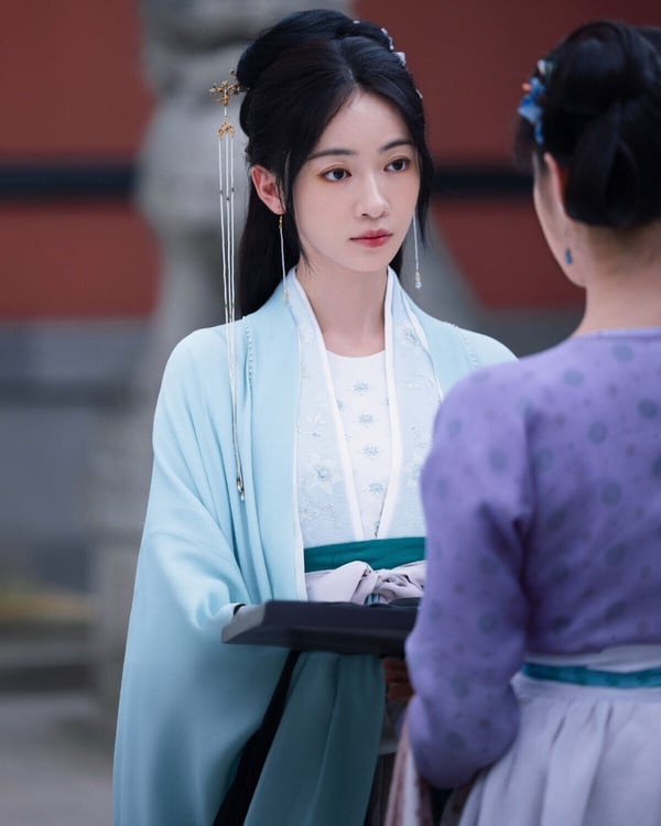 吳謹言在《墨雨雲間》飾演的薛芳菲戰力超強，被網友笑稱是「巴掌戰神」。吳謹言演復仇大女主太對味了，網友都笑說吳謹言就長著一副宅鬥、宮鬥大贏家的臉，大家明明知道她會贏，但就是想看她怎麼贏！