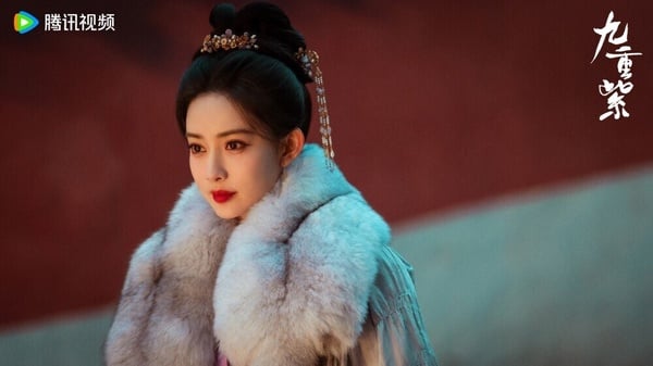 孟子義自帶氣場，所以演起大女主很有說服力！她在《九重紫》飾演「竇昭」，年少因為母親早逝，而受到家族的打壓，成長的一路上她雖看透人情冷暖，但她不願跟命運妥協，她美麗睿智、聰明有手段，為了生存決定鑽研經商之道。