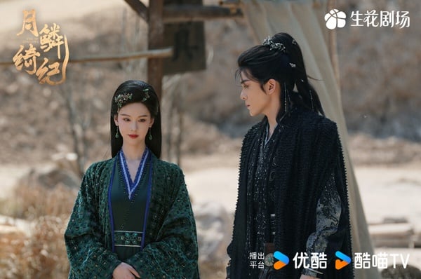 鞠婧禕《月鱗綺紀》成績不錯呢！該劇由郭敬明指導，鞠婧禕和陳都靈飾演一對性格迥異的九尾狐姐妹花，演員之間化學反應不錯。郭敬明的劇，劇情雖然始終評價兩極，但演員陣容一向很有話題。《月鱗綺紀》集結鞠婧禕、陳都靈、曾舜晞、田嘉瑞等人氣明星，想低調都低調不了。