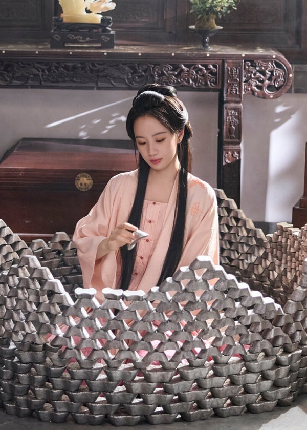 追《蘭香如故》很難不被李夢圈粉！李夢飾演的趙星棠是的妻子，但卻不愛他，她手段陰狠，又身不由己，同時帶點微微的「瘋感」，而李夢的表現很讓人驚豔。大家有認出她就是《墨雨雲間》瘋批的婉寧公主嗎？就是因為李夢在《墨雨雲間》演得太好，才爭取到《蘭香如故》趙星棠這個角色。