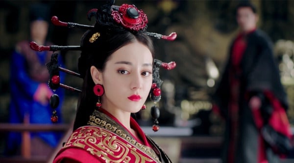 迪麗熱巴在《秦時麗人明月心》飾演的公孫麗，被稱為「秦國第一美人」，貌美又有顆俠女之心，是衛國大將公孫羽的孫女，後被秦王嬴政擄回宮，即使知道她懷了別人的孩子，還是深深地愛著她。