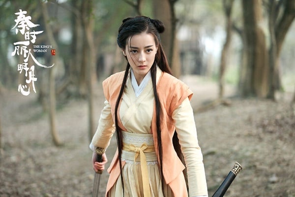 迪麗熱巴在《秦時麗人明月心》飾演的公孫麗，被稱為「秦國第一美人」，貌美又有顆俠女之心，是衛國大將公孫羽的孫女，後被秦王嬴政擄回宮，即使知道她懷了別人的孩子，還是深深地愛著她。