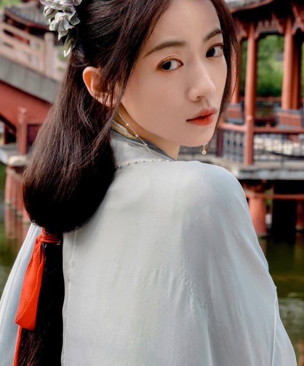 《墨雨雲間》吳謹言飾演的薛芳菲有才有貌，號稱「燕京第一美人」。薛芳菲美到什麼程度呢？小說描寫她出嫁那日，燕京有無聊的公子哥命令乞兒沖撞花轎，結果「蓋頭遺落，嬌顏如花，教街道兩邊的人看直了眼。」可見多美！可惜這麼美的人兒，嫁錯了人，不僅名聲被害，還死得很慘。幸而小說裡薛芳菲重生後，迎來第二世。