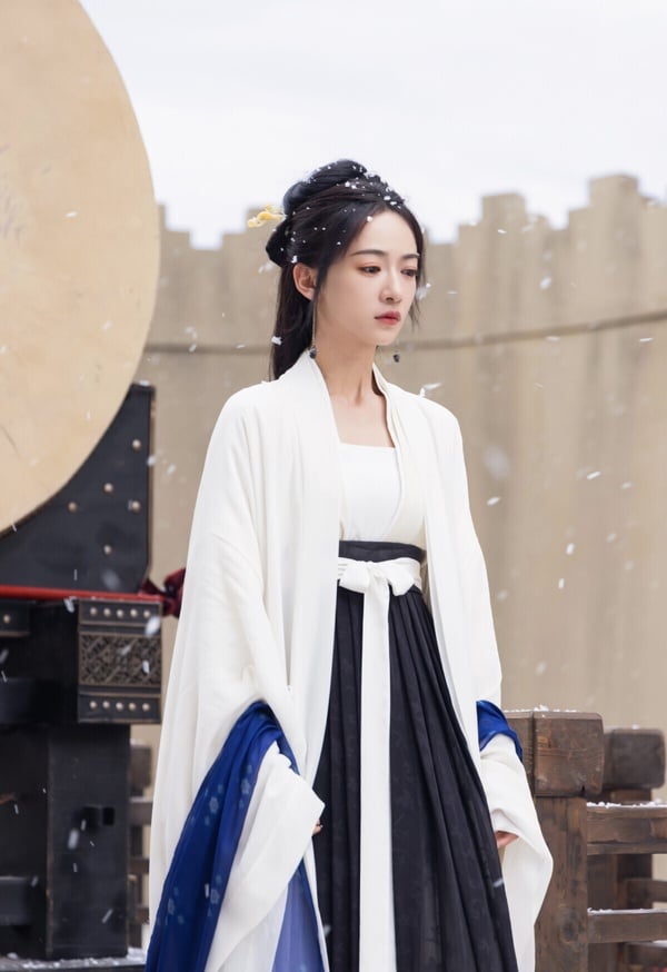 《墨雨雲間》吳謹言飾演的薛芳菲有才有貌，號稱「燕京第一美人」。薛芳菲美到什麼程度呢？小說描寫她出嫁那日，燕京有無聊的公子哥命令乞兒沖撞花轎，結果「蓋頭遺落，嬌顏如花，教街道兩邊的人看直了眼。」可見多美！可惜這麼美的人兒，嫁錯了人，不僅名聲被害，還死得很慘。幸而小說裡薛芳菲重生後，迎來第二世。