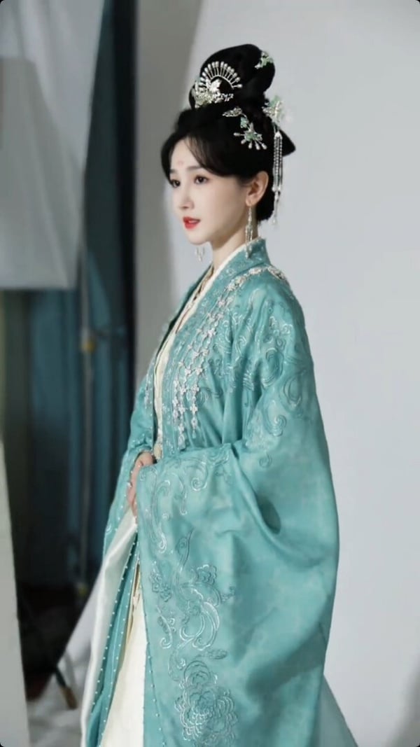 王鶴棣主演的《大奉打更人》集結多位古裝女神，不過劇裡飾演第一美人的不是女主角田曦薇，而是陳小紜。