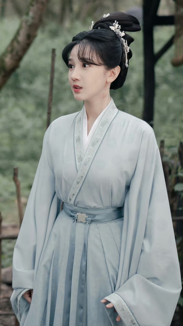 王鶴棣主演的《大奉打更人》集結多位古裝女神，不過劇裡飾演第一美人的不是女主角田曦薇，而是陳小紜。