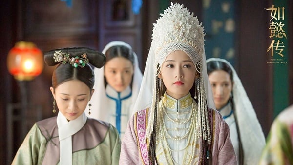《如懿傳》小說中第一美人毫無疑問是寒香見，她摘下面紗把所有人都驚豔。原作描述寒香見：「貌美體香，紫禁城所有的寡淡和重複，都因為她，戛然而止，雪色的裙抉翩然如煙，像一株雪蓮，清澈純然，綻放在冰雪山巔。」