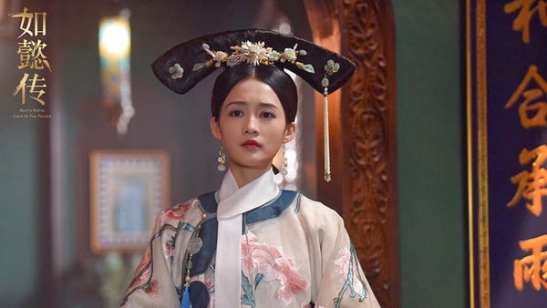 《如懿傳》小說中第一美人毫無疑問是寒香見，她摘下面紗把所有人都驚豔。原作描述寒香見：「貌美體香，紫禁城所有的寡淡和重複，都因為她，戛然而止，雪色的裙抉翩然如煙，像一株雪蓮，清澈純然，綻放在冰雪山巔。」
